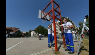 Волонтери компаније НИС уредили спортски терен у Лесковцу