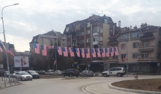 РТ: Америчке и српске заставе на супротним странама Митровице након гласања о стварању војске