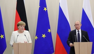 Путин са Меркеловом: Без обзира на сложену политичку ситуацију неопходно одржавати редовне контакте