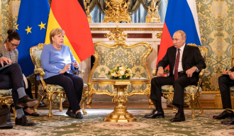 РТ: „Захваљујући Вашим напорима“: Путин похвалио Меркелову за побољшање односа две земље