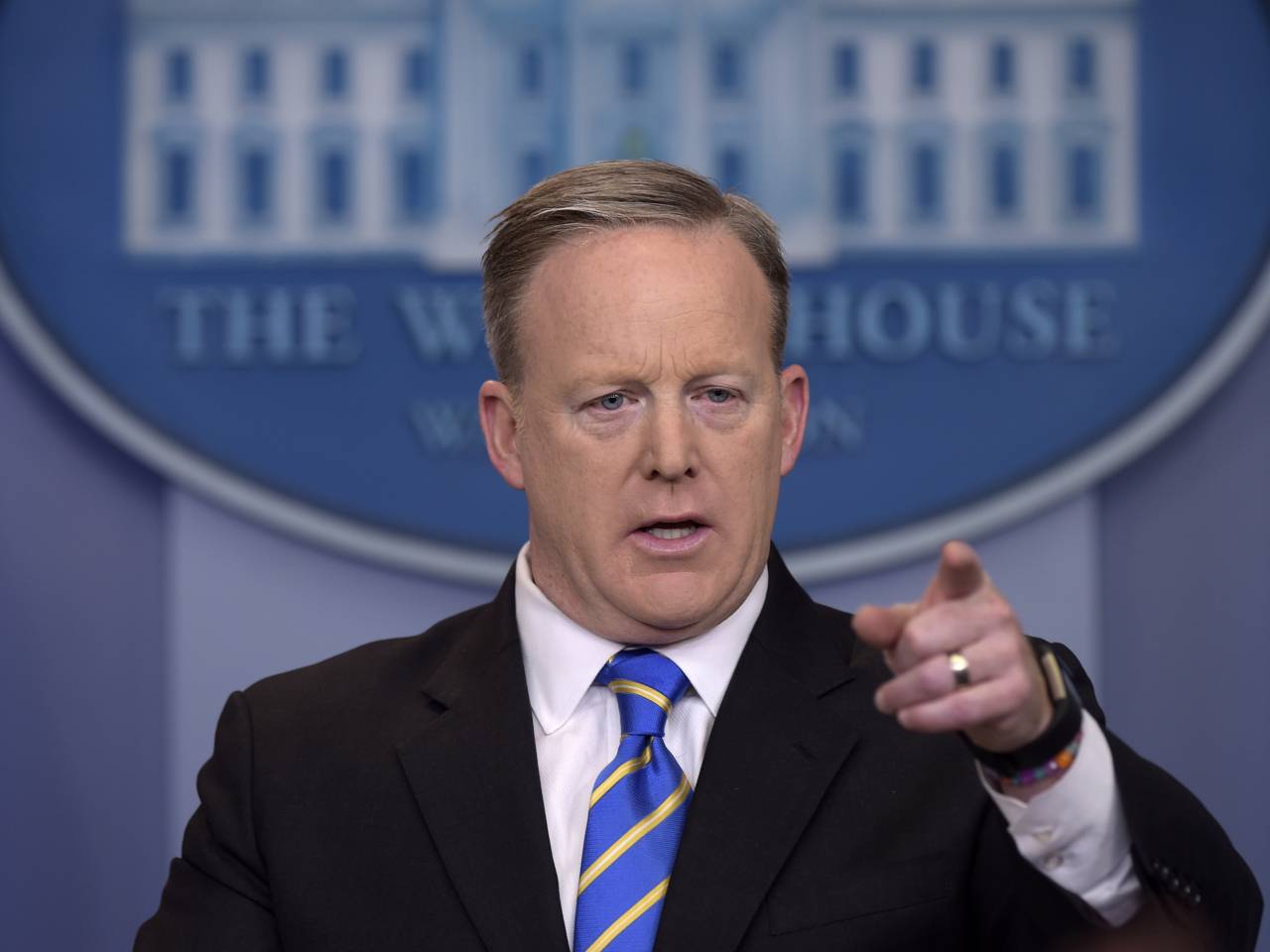 Спајсер: Трамп се не противи истрази о његовим везама с Русијом
