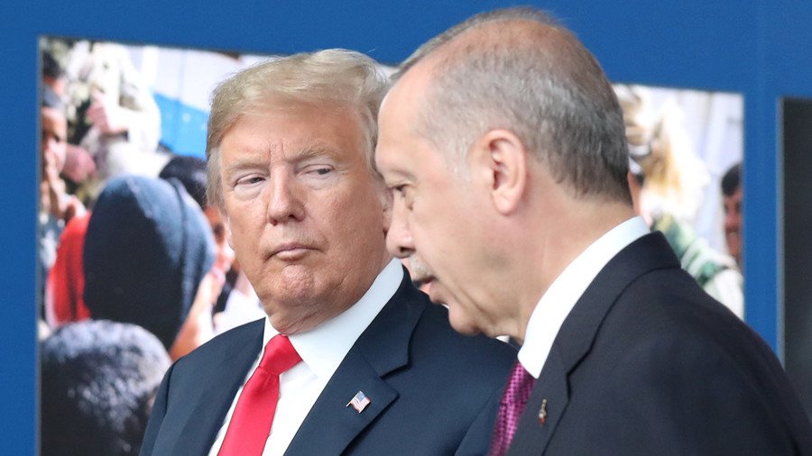 РТ:  Нећемо седети скрштених руку - Трамп о затварању америчког пастора у Турској