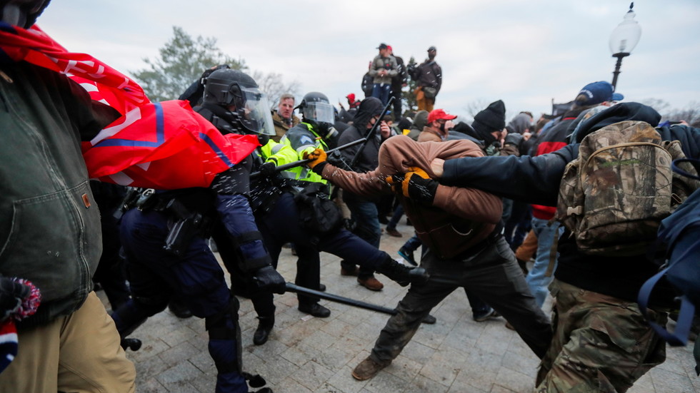 RT: Peking uporedio juriš na Kapitol sa protestima u Hong Kongu, nadajući se da će SAD moći da uživaju u „miru, stabilnosti i sigurnosti što je pre moguće“