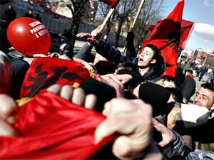 EU gura Srbiju da sama sebe kazni - ekspert