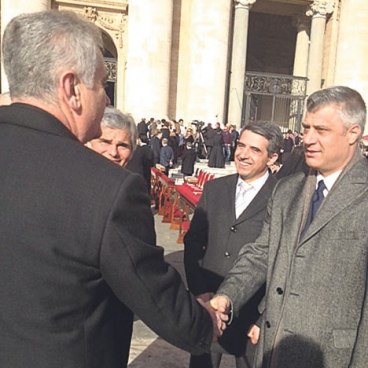 Председник Србије се руковао са Тачијем