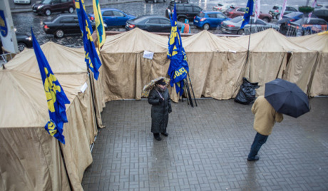 У Кијеву присталице европских интеграција нападају зграду владе