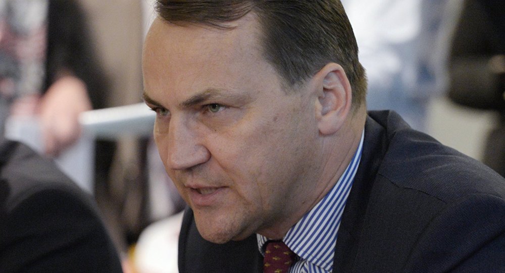 Sikorski: Ukrajini ne treba vraćati Krim