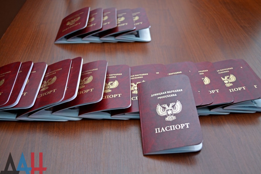 Комесар УН за избеглице: Становницима Донбаса потребни пасоши