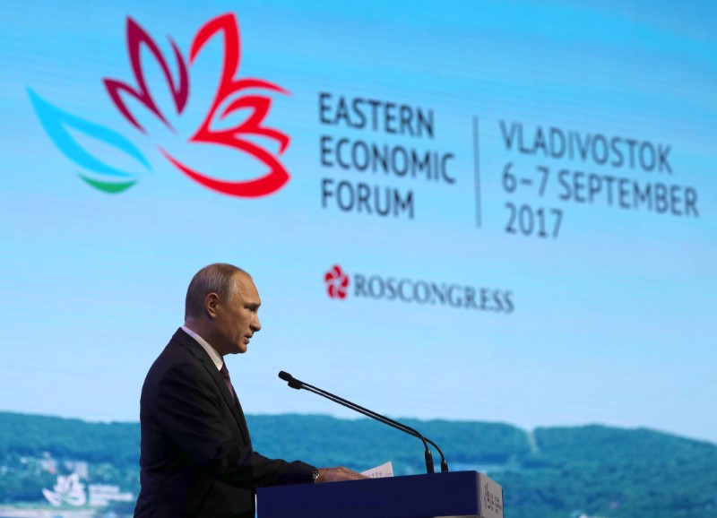 Путин: Тилерсон се нашао у лошем друштву и мало иде у страну