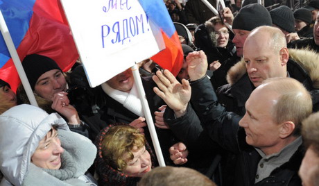 Uz zvuke bubnjeva i patriotskih pesama, Putin i Medvedev prošetali po centru Moskve