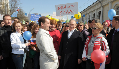 Путин попио пиво са представницима радника после Мајских митинга