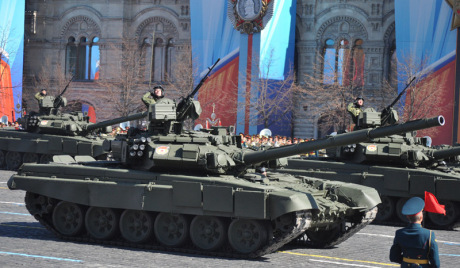 На Црвени трг излази борбена техника