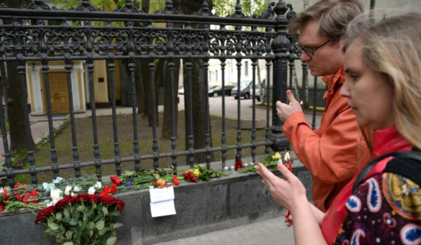 Руси полажу цвеће код украјинске амбасаде у Москви