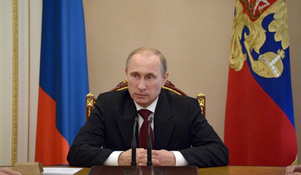Путин: Омладину треба заштитити од
