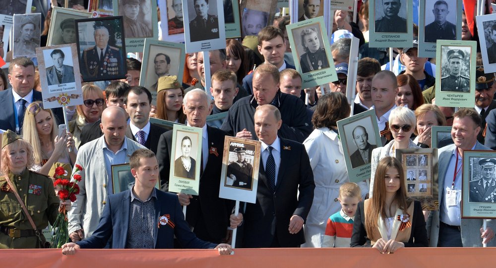 Хиљаде Руса у поворци „Бесмртни пук“ на Црвеном тргу