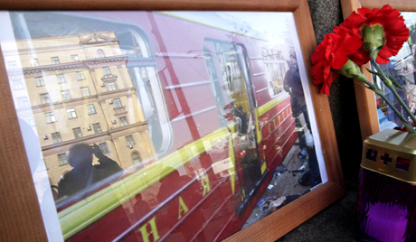 Годишњица терористичких актова у Москви: људи у метро доносе цвеће и свеће