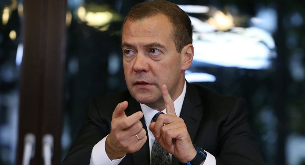 Медведев: Могуће да је терористички напад узрок пада „А321“