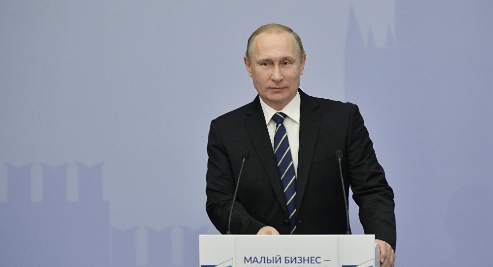 Путин: Пад цене нафте проузрокован превеликом производњом