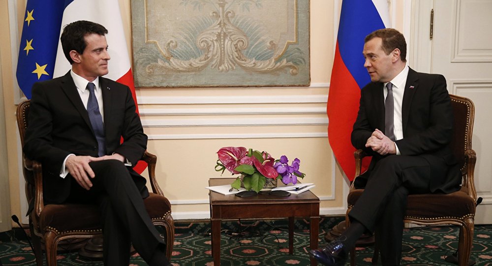 Француски премијер предлаже Русији обнову сарадње