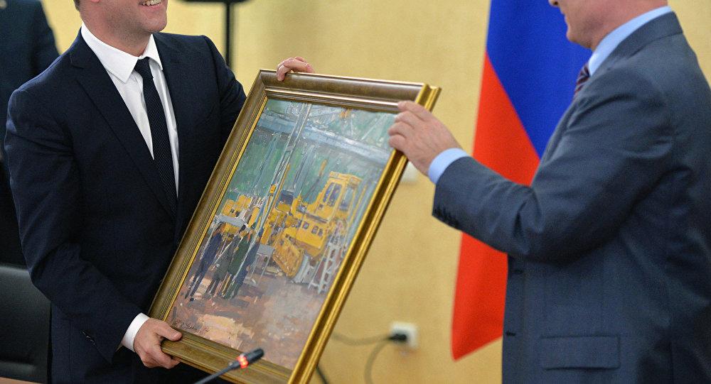 Путин поклонио слику Медведеву „У цеху“