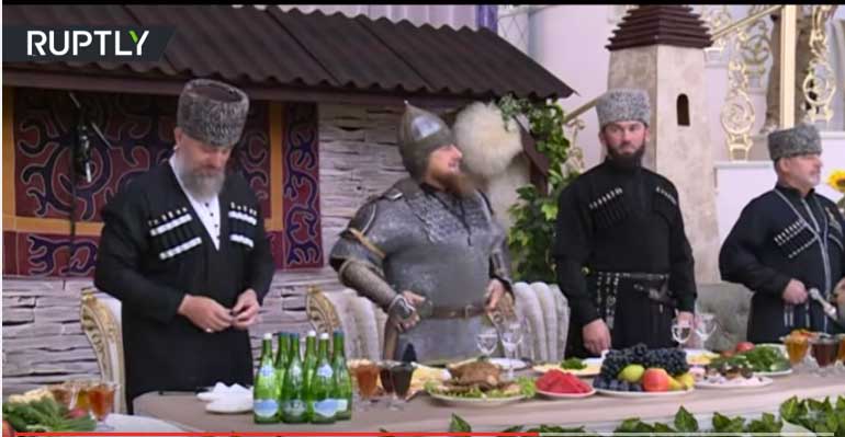 Kadirov na svečanosti sa šlemom, mačem i kopljem