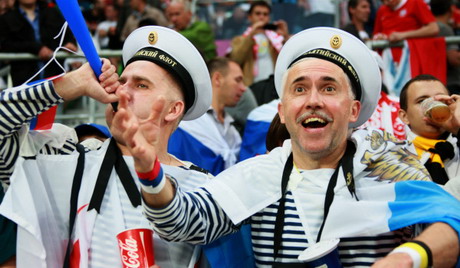 ЕУРО2012: Полиција растерује навијаче воденим топовима пре утакмице Пољска-Русија