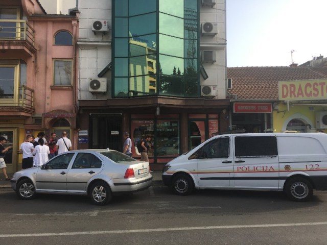 Полиција упала у стан Небојше Медојевића и просторије ПзП-а