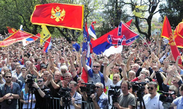 Парламент Црне Горе укида имунитет Мандићу и Кнежевићу: Посланици опозиције и грађани испред Скупштине