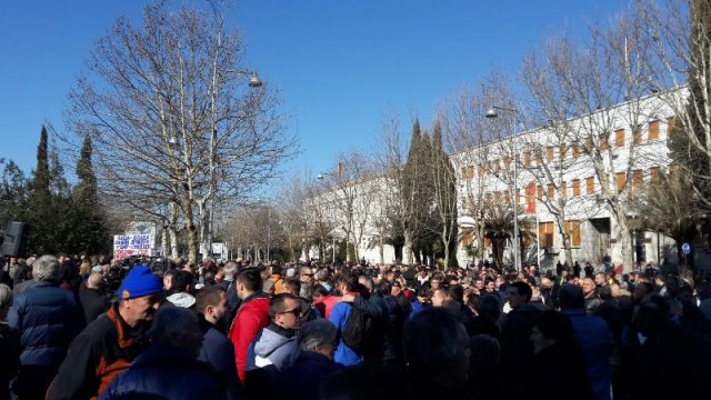 Протест у Подгорици због најаве хапшења Мандића и Кнежевића